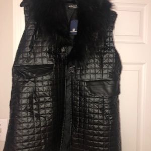 Faux fur jacket never worn tags on it.